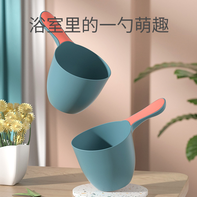 Children's simple shampoo with plastic baths and a spoon with a baby with a baby with a baby with a bouquet of bouquet.