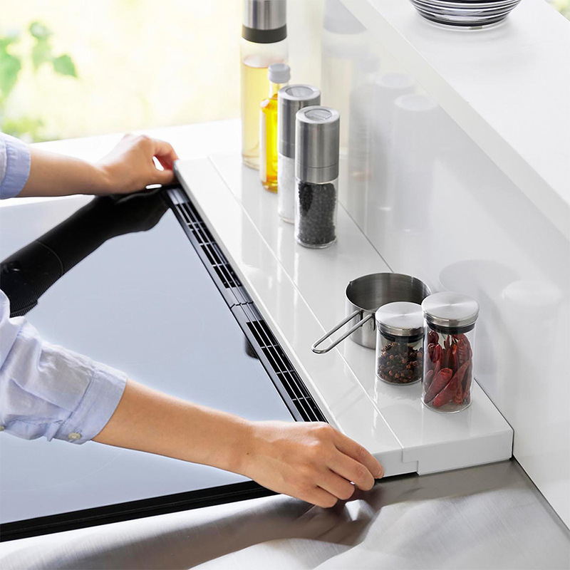 Bàn bếp trải dài tấm ván để đặt kệ với một bộ đĩa để đựng đĩa.