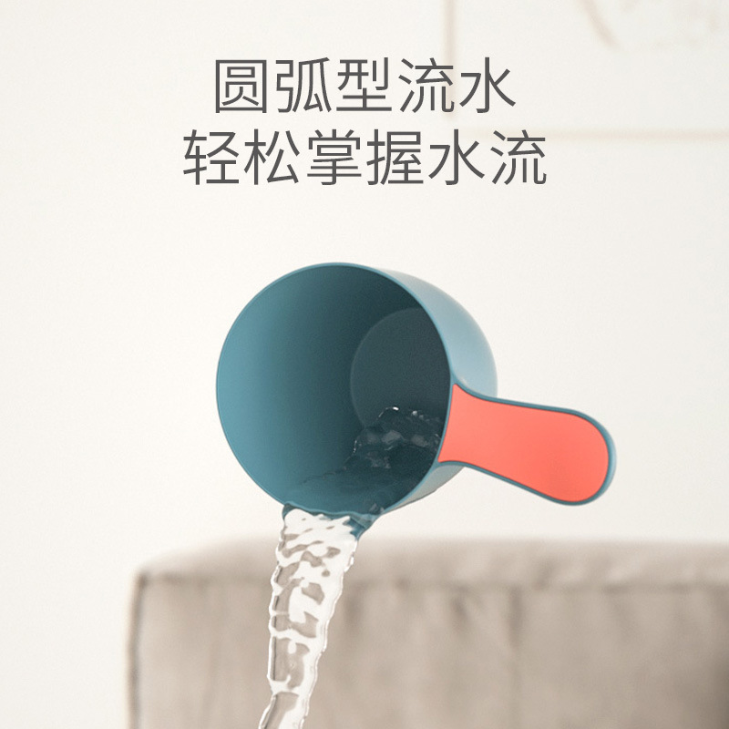 Children's simple shampoo with plastic baths and a spoon with a baby with a baby with a baby with a bouquet of bouquet.