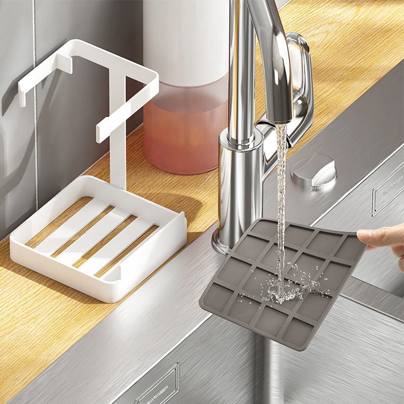 Bàn đạp trên trần nhà bếp với ghế bành để lấy.