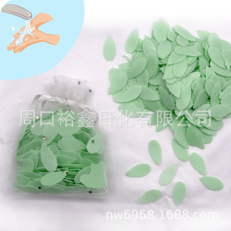 Những con chip nhỏ rửa tay cho những đứa trẻ xử lý những con chip xà phòng và những cánh giấy tùy chỉnh