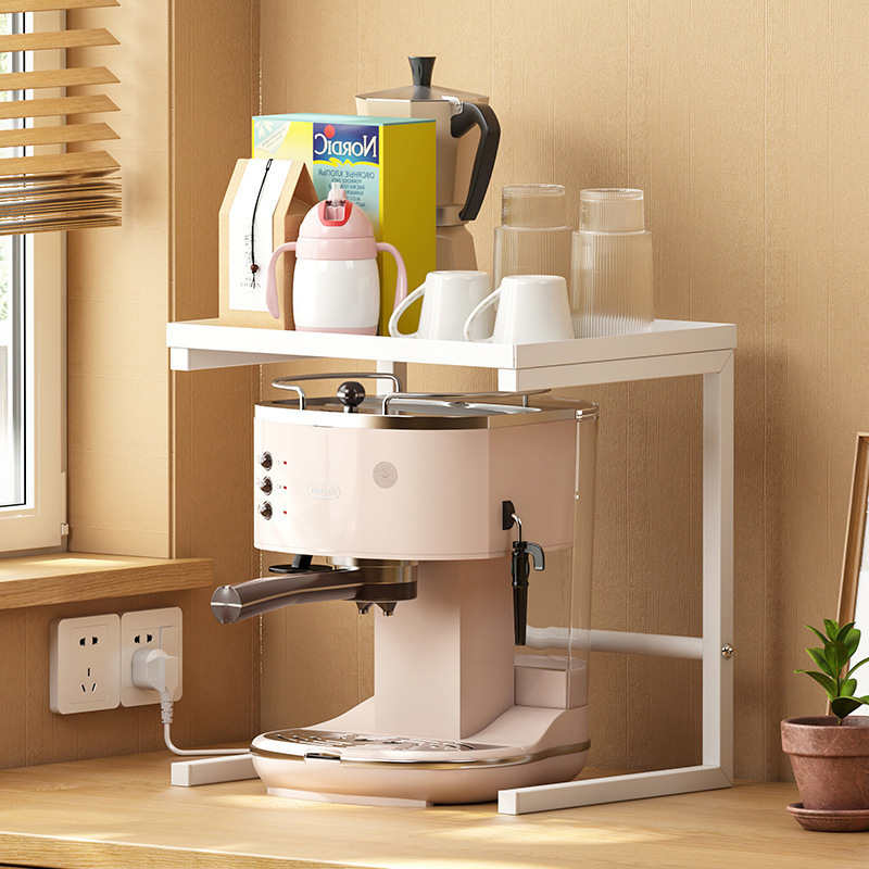 Một cái máy pha cà phê trong bếp với một cái cốc nước nóng và một cái máy làm bể tường để đốt nước và nước. Một bộ sưu tập điện nhỏ.