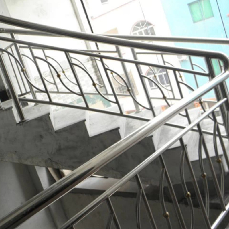 Đặc biệt sản xuất đường ray thép cho việc cầu thang của ban công và bảo vệ thép cho hàng rào an ninh
