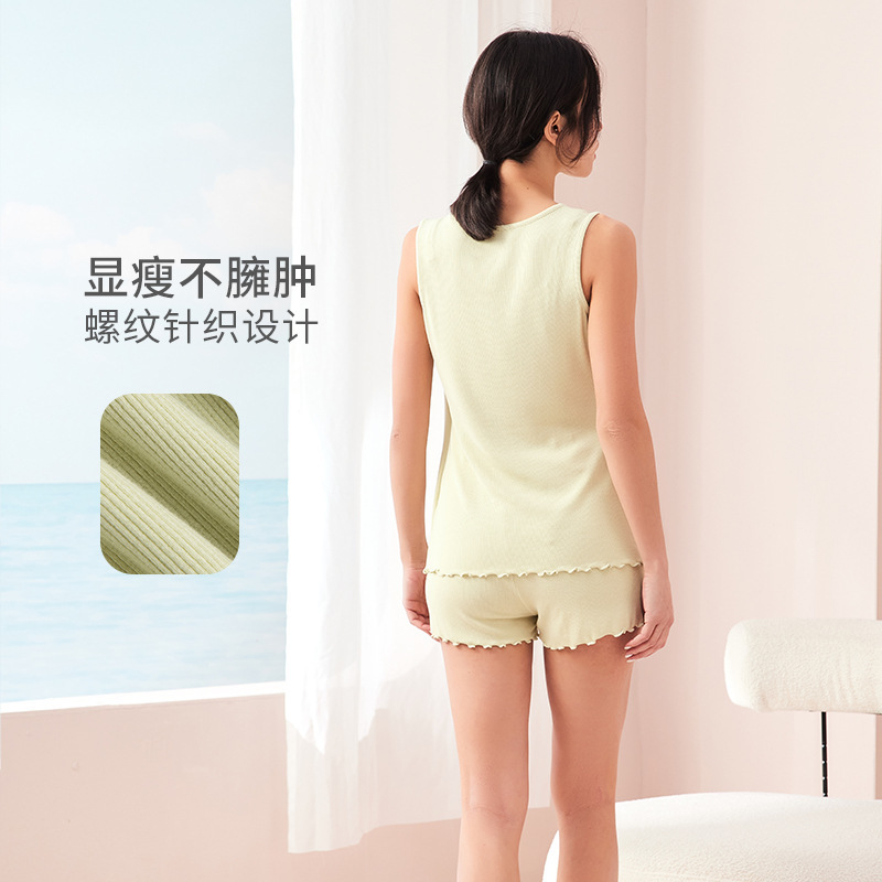Đèn pha sau mùa xuân và mùa hè, và vài tháng sau khi giao hàng đến nhà em bé với áo sơ mi trên đầu và quần short.