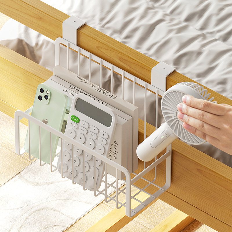 Những sinh viên miễn phí từ những chiếc giỏ giường trong phòng tắm.