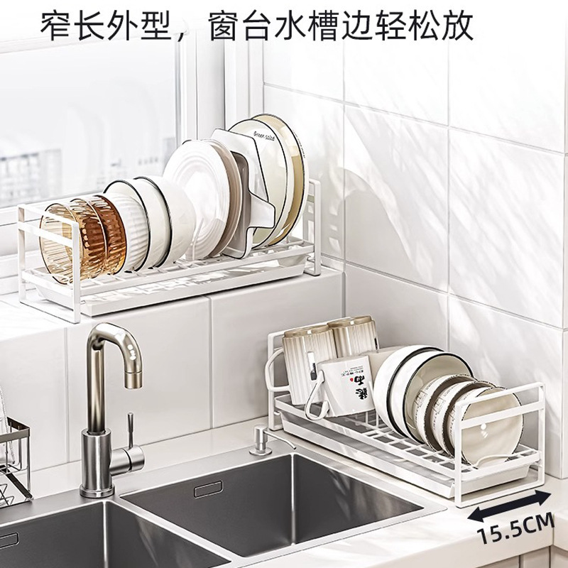 Có một cái tủ trong ngăn tủ cạnh bồn rửa chén.