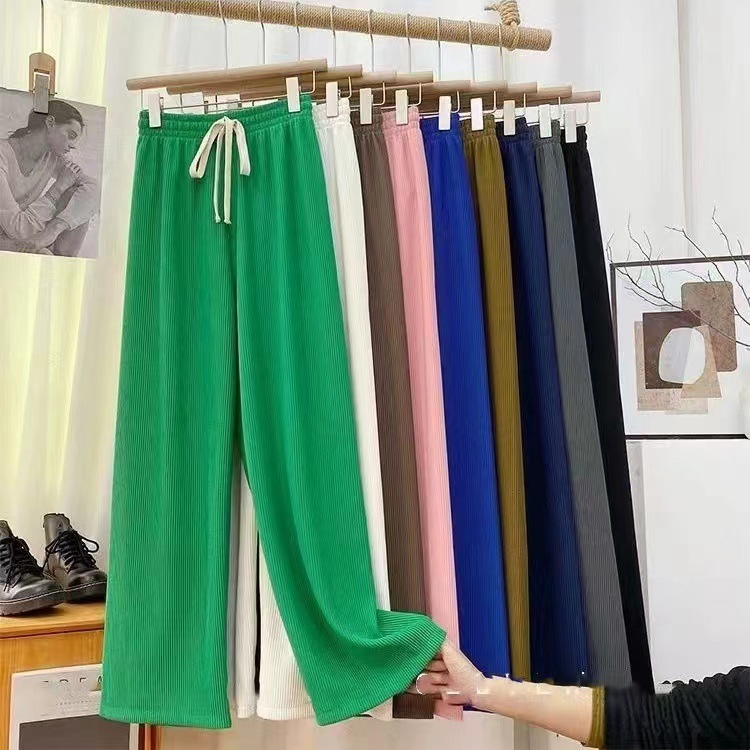 Một cái quần dài rắn mới trên mặt đất.