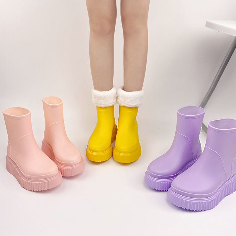 New-style rain-shoe girl wears a waterproof Chelsea Martin.