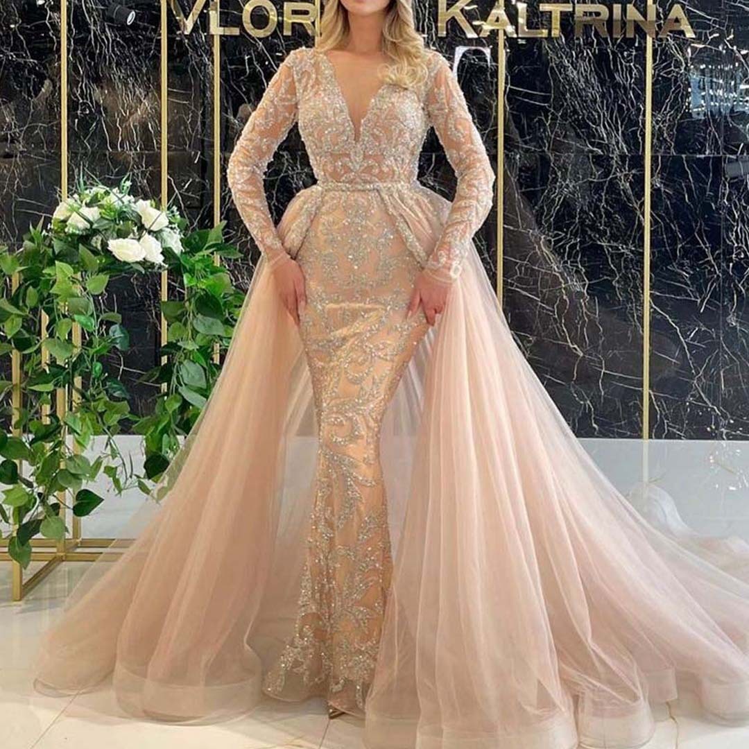 Một bộ đồ may đồ mới gồm 2024 bộ váy và đuôi đuôi đuôi đuôi.