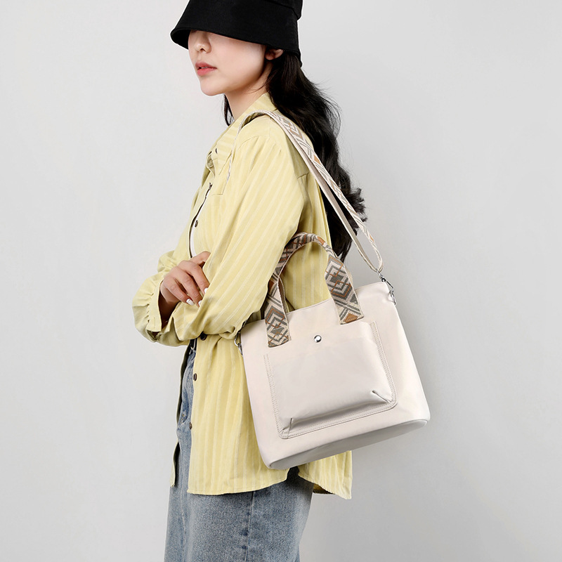 A 2023 new one-shoulder, one-shoulder bag of Nilombo large hand-held buckets.