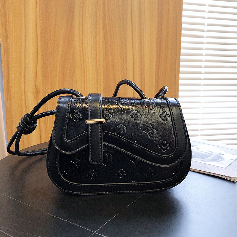 The Fashion Fashion Girl's 2022 summer brand-new one-shouldered saddle bag.