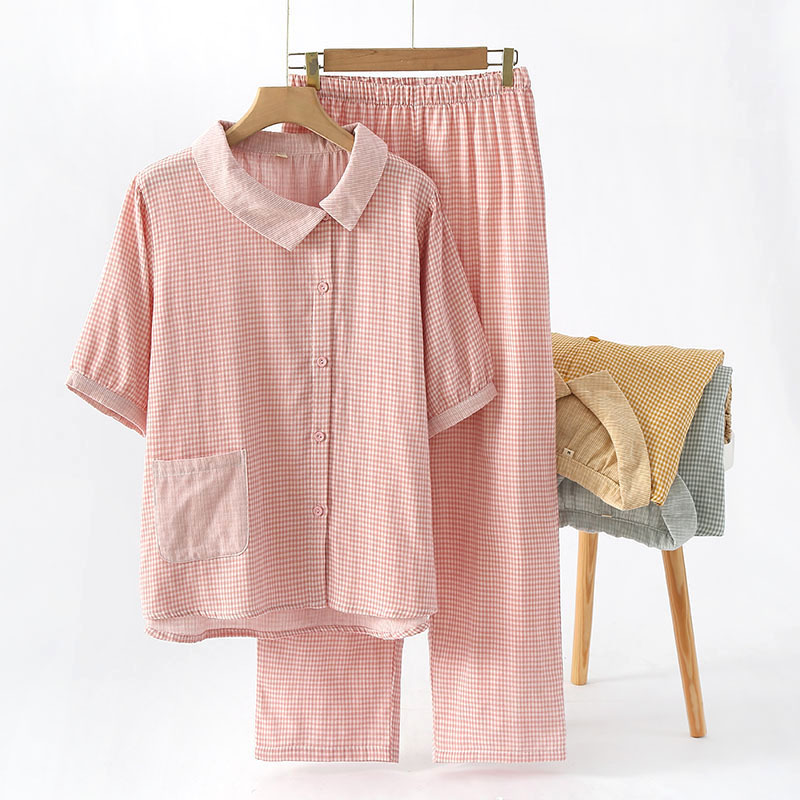 Người phụ nữ mùa hè Nhật Bản mặc một bộ đồ pyjama ngắn và gội đầu tất cả các sợi tóc của mình.