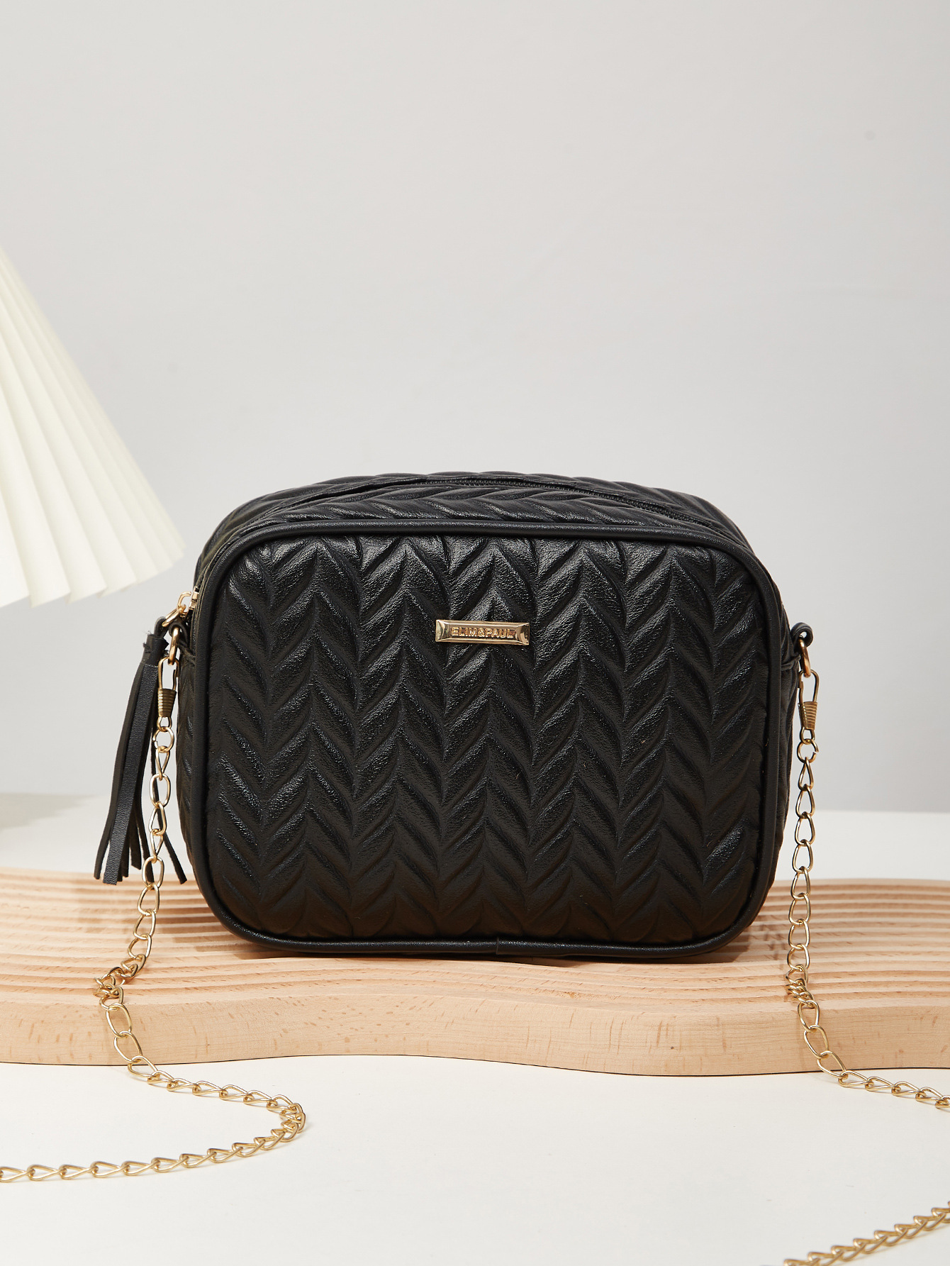 The chain bag girl, 2024, a little vanilla-tweet-tweeted, cute, practical mobile phone bag.
