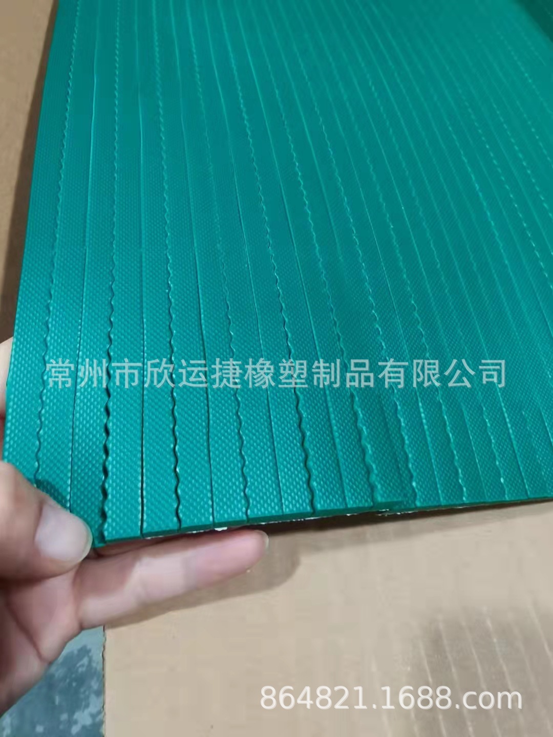 A 60-degree green-coloured rubber high-printing knife plate with an emaciated cotton-jelling rubber.