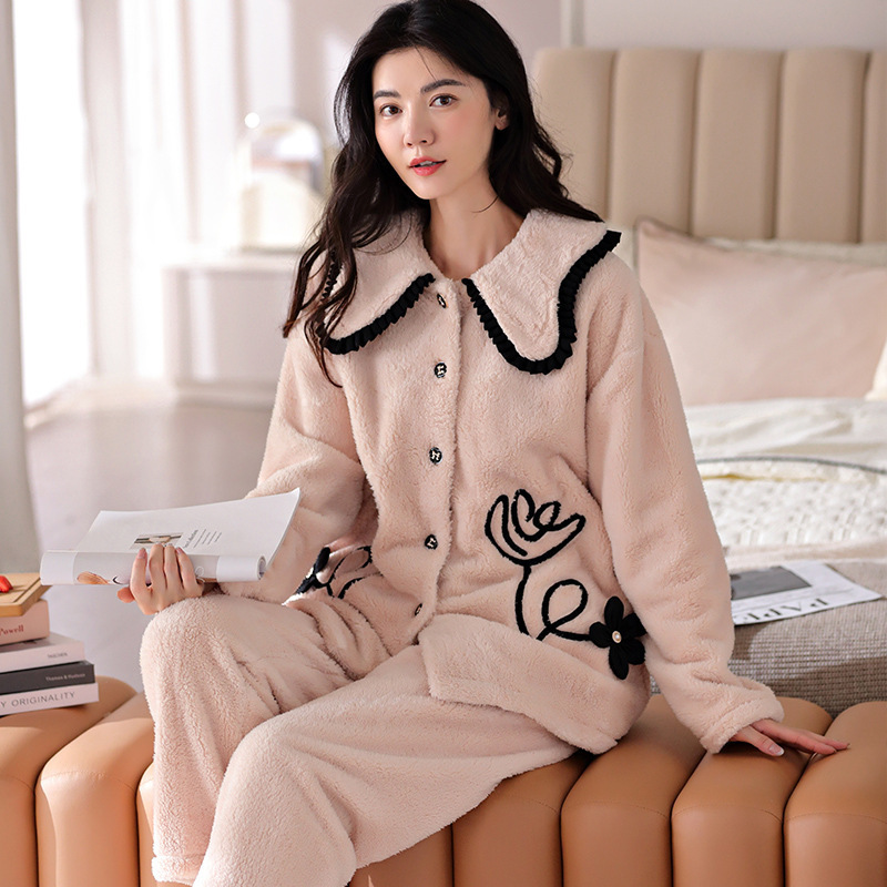 Một người phụ nữ mùa đông mới với một bộ đồ vải nhung san hô và áo sơ mi lỏng lẻo để mặc một bộ đồ nhà rộng.