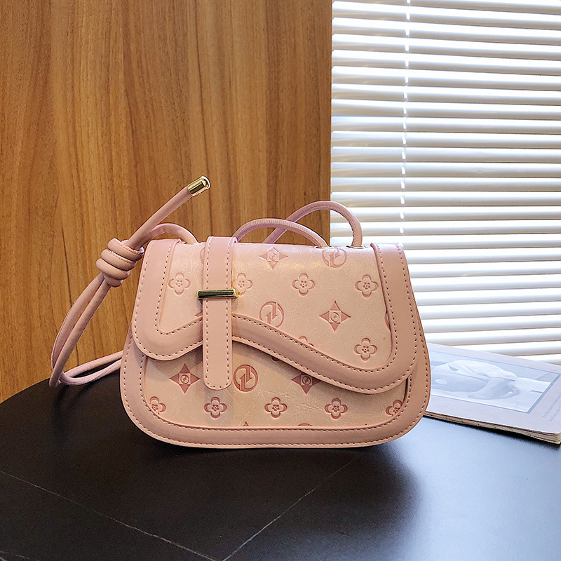 The Fashion Fashion Girl's 2022 summer brand-new one-shouldered saddle bag.
