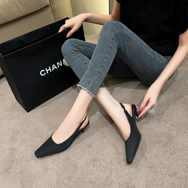 The new Korean girl with his head on top of his heels, with 100 small squares of air and light silk and light heels.