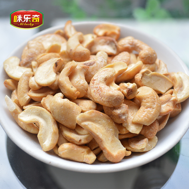 500 g of raw Vietnamese cashew nuts, half of a bulk of WS cashew nuts.