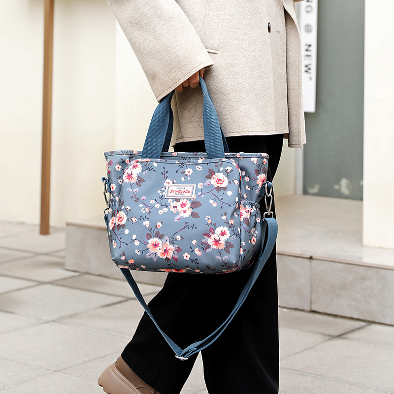 Ladies' printing packs with a large capacity of 2023 new one-shoulder slashy-slip bag of commuting buckets