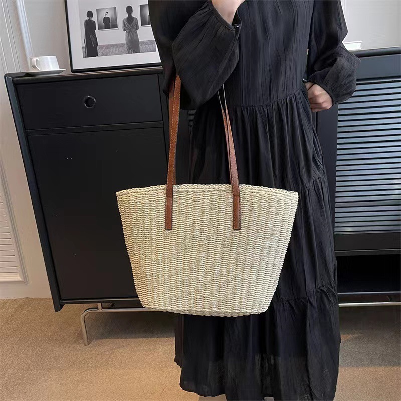 A new one-shoulder, pure-colour, simple-grass wrap.
