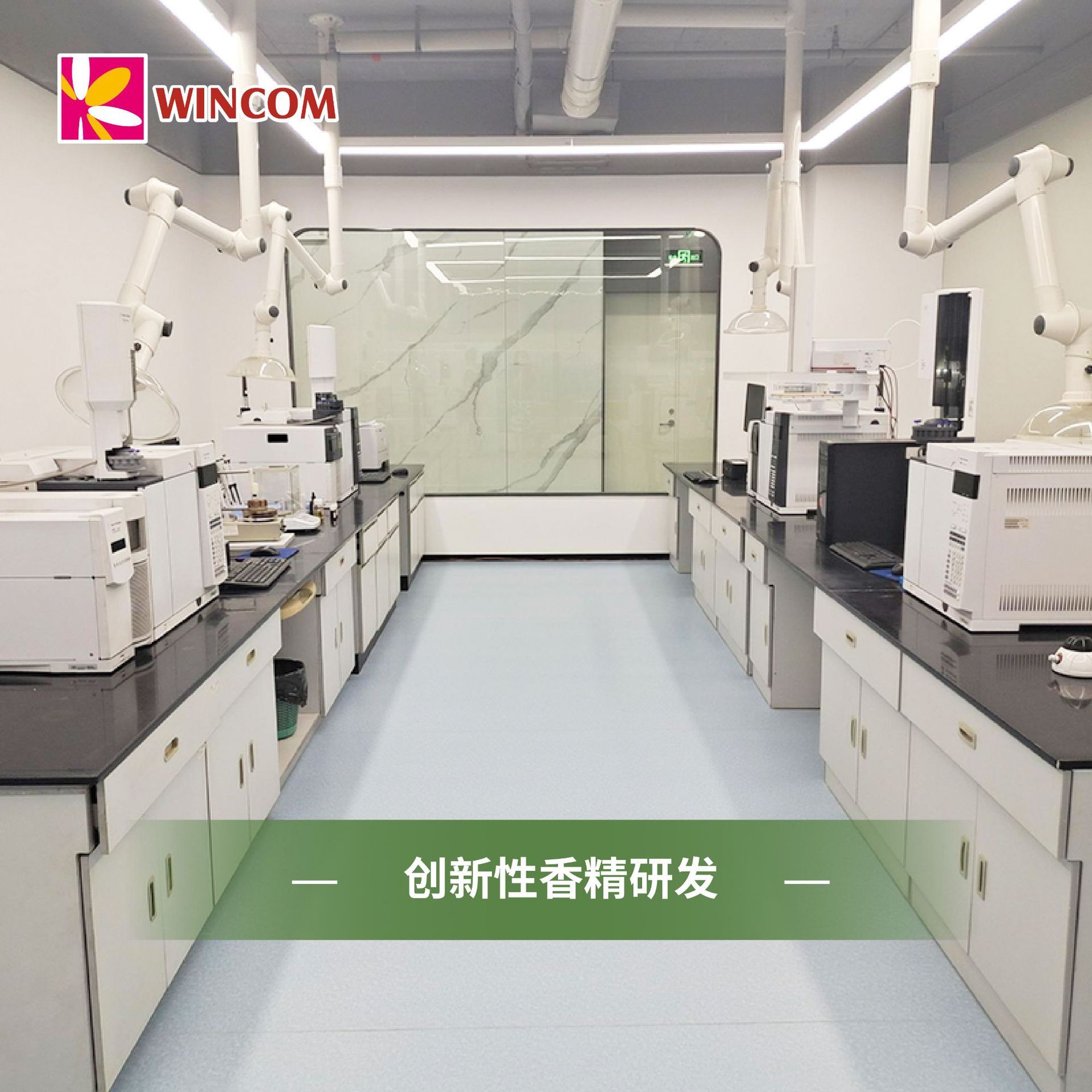 Mùi hương, hương thơm của hoa anh đào, hương thơm của rượu, mùi hương của đào và hoa tươi.