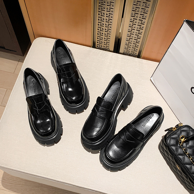 The leather is so thick, the shoes are so thick, the shoes are so small.