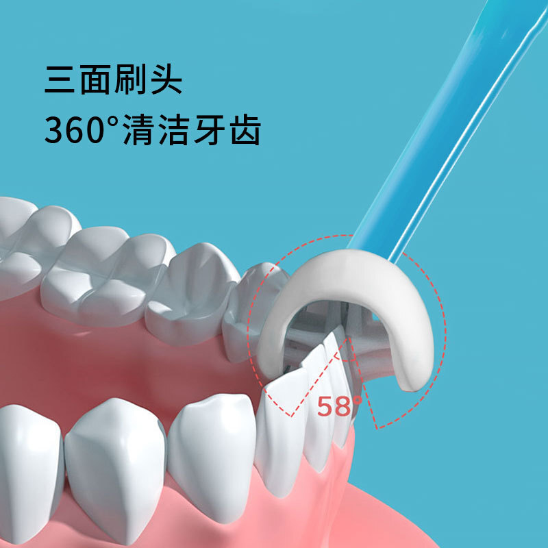 เด็กใหม่ที่มีแปรงสีฟันกับแปรงสีฟันชื้น