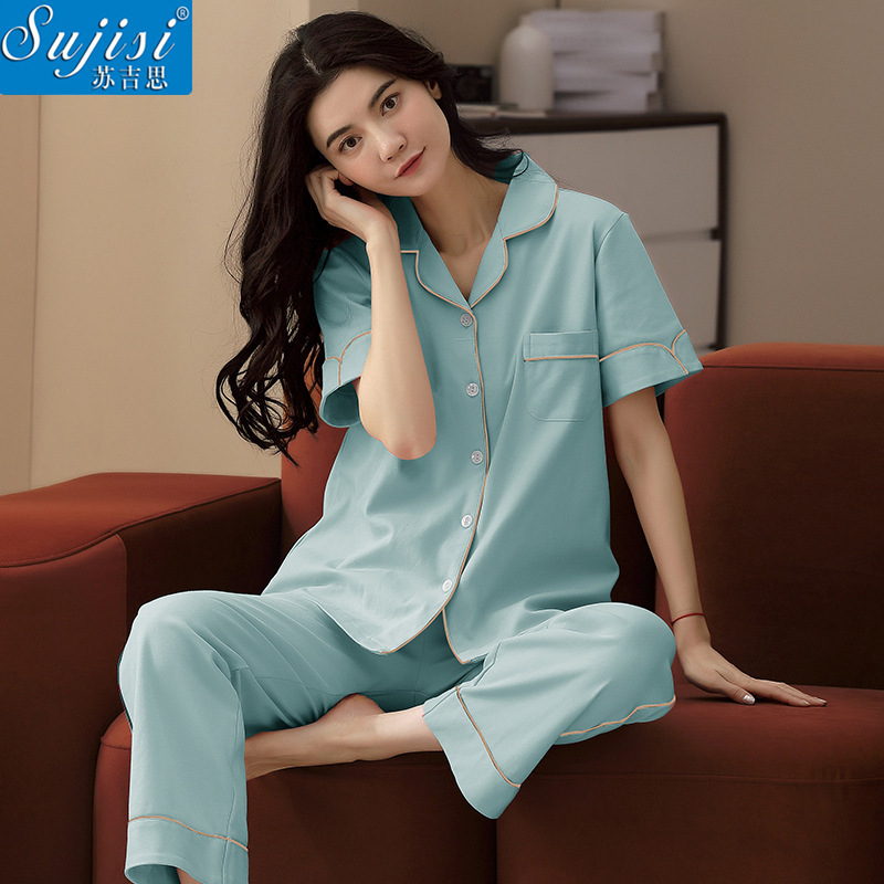 Những bộ đồ pyjama ngắn gọn trong các sọc korean mùa hè, và họ đang mặc một chiếc quần dài, thoải mái, màu xanh lá cây.