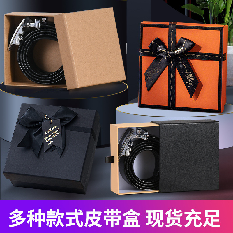 Toàn bộ hộp đen ngoài đời với một hộp sắt vuông và một hộp giấy bò trong hộp.