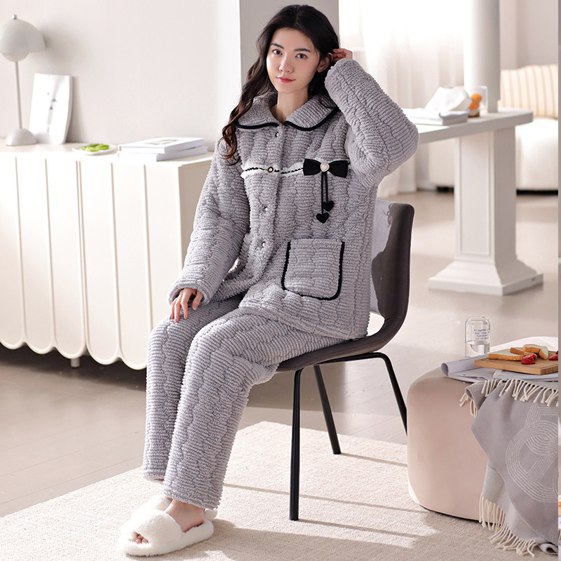 Người phụ nữ mặc đồ ngủ mới với ba áo choàng vải bông và khăn bông để mặc suốt phần đời còn lại.