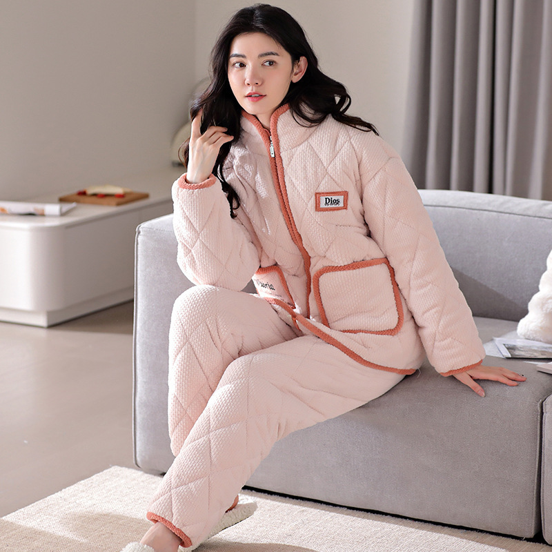Người phụ nữ mùa đông mới có ba bộ đồ lót bằng vải bông, đủ lớn để mặc một bộ đồ nhà bình thường.