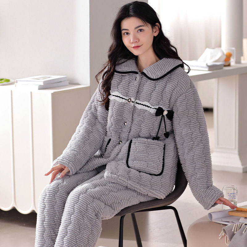 Người phụ nữ mặc đồ ngủ mới với ba áo choàng vải bông và khăn bông để mặc suốt phần đời còn lại.