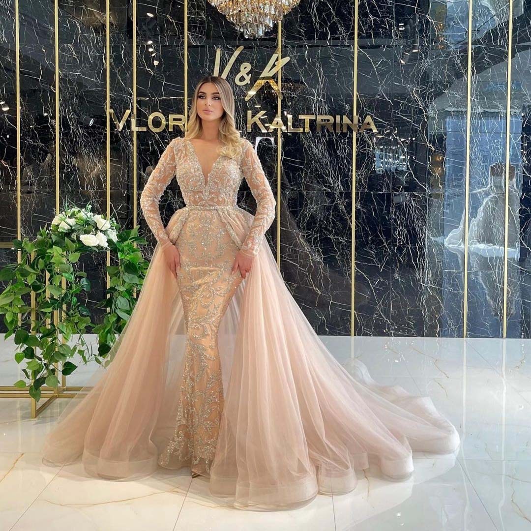 Một bộ đồ may đồ mới gồm 2024 bộ váy và đuôi đuôi đuôi đuôi.