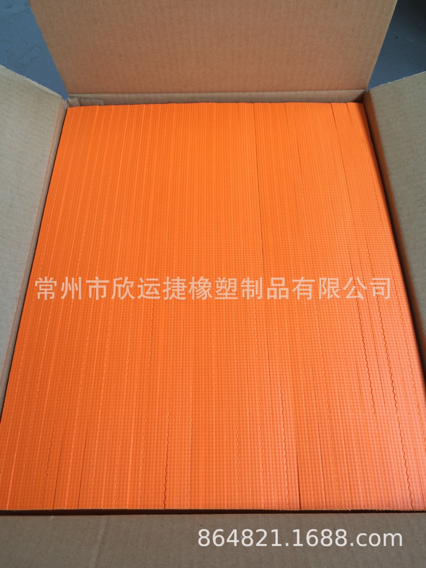 Fifty-five degrees of orange-coloured pelvis-printing blade pads with mimicked cotton-flavored gel.