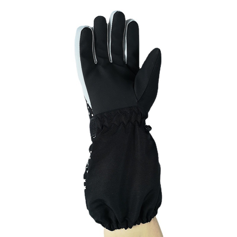 The factory's gloves were distributed in winter with child gloves from 4-16 years old and long sleeves to warm the outside.