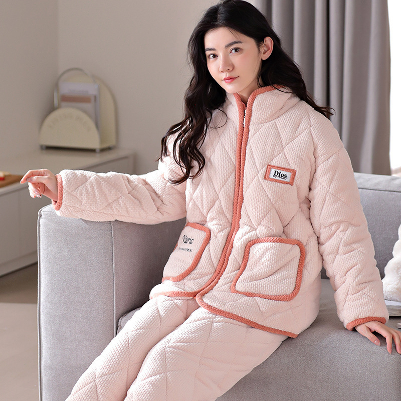 Người phụ nữ mùa đông mới có ba bộ đồ lót bằng vải bông, đủ lớn để mặc một bộ đồ nhà bình thường.