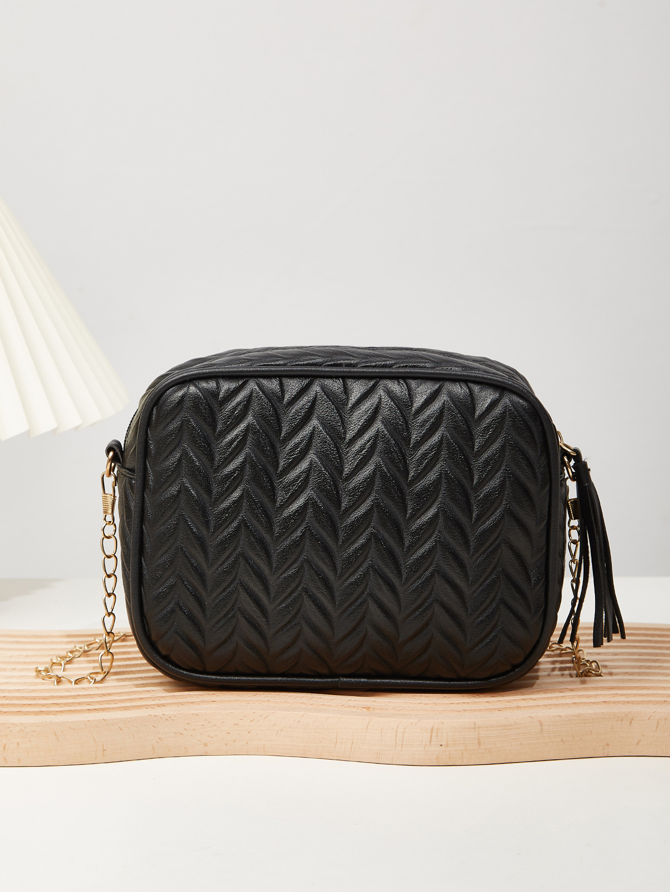 The chain bag girl, 2024, a little vanilla-tweet-tweeted, cute, practical mobile phone bag.
