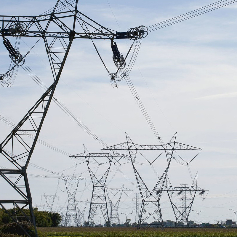 Qingdao's power poles, steel poles, one-way towers.