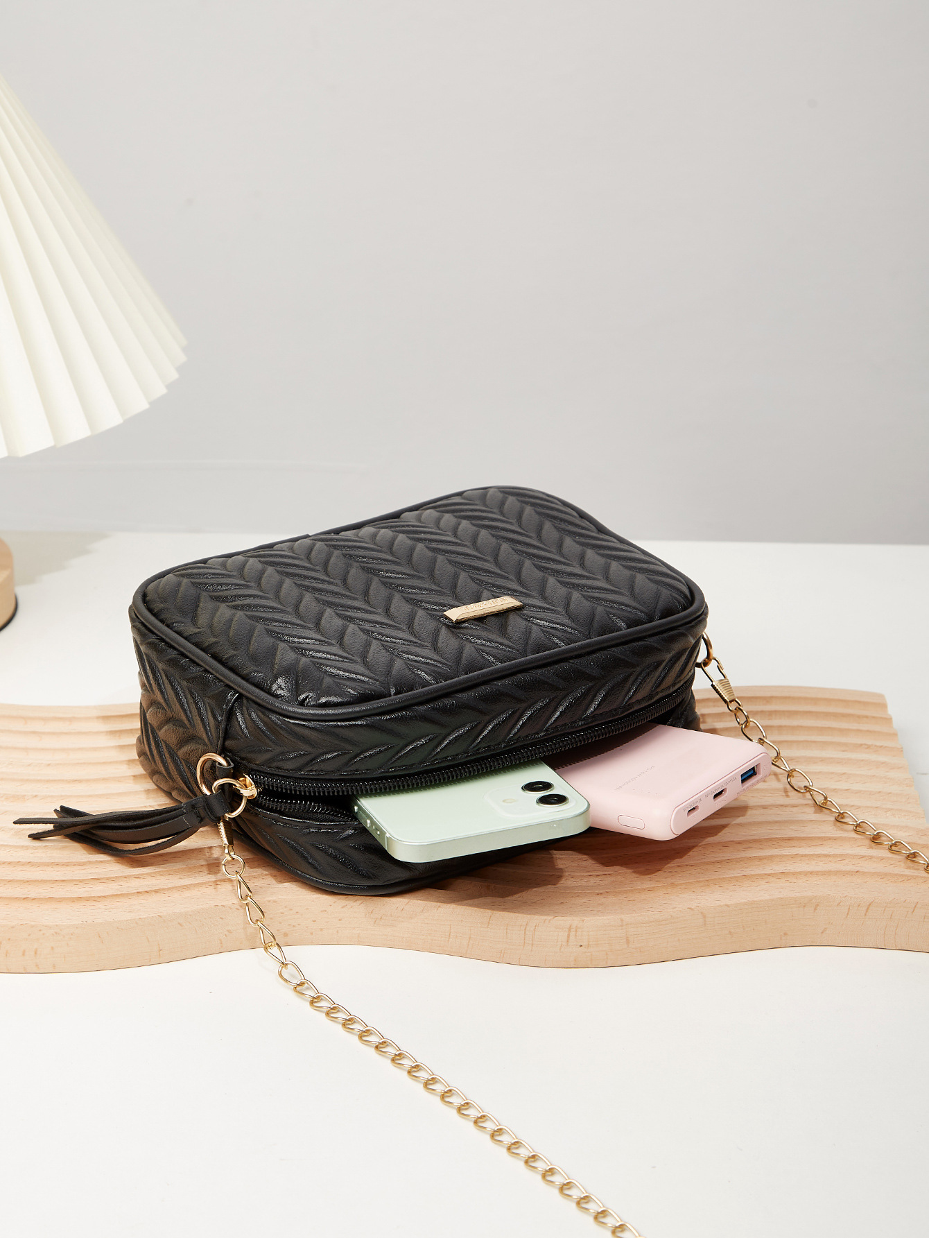 The chain bag girl, 2024, a little vanilla-tweet-tweeted, cute, practical mobile phone bag.