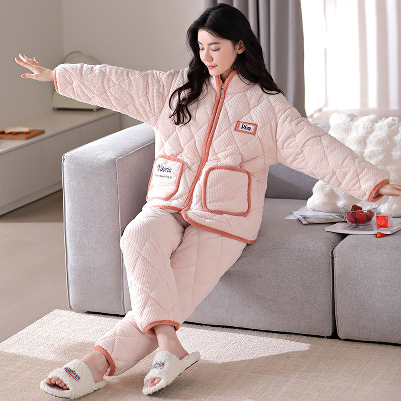 Người phụ nữ mùa đông mới có ba bộ đồ lót bằng vải bông, đủ lớn để mặc một bộ đồ nhà bình thường.