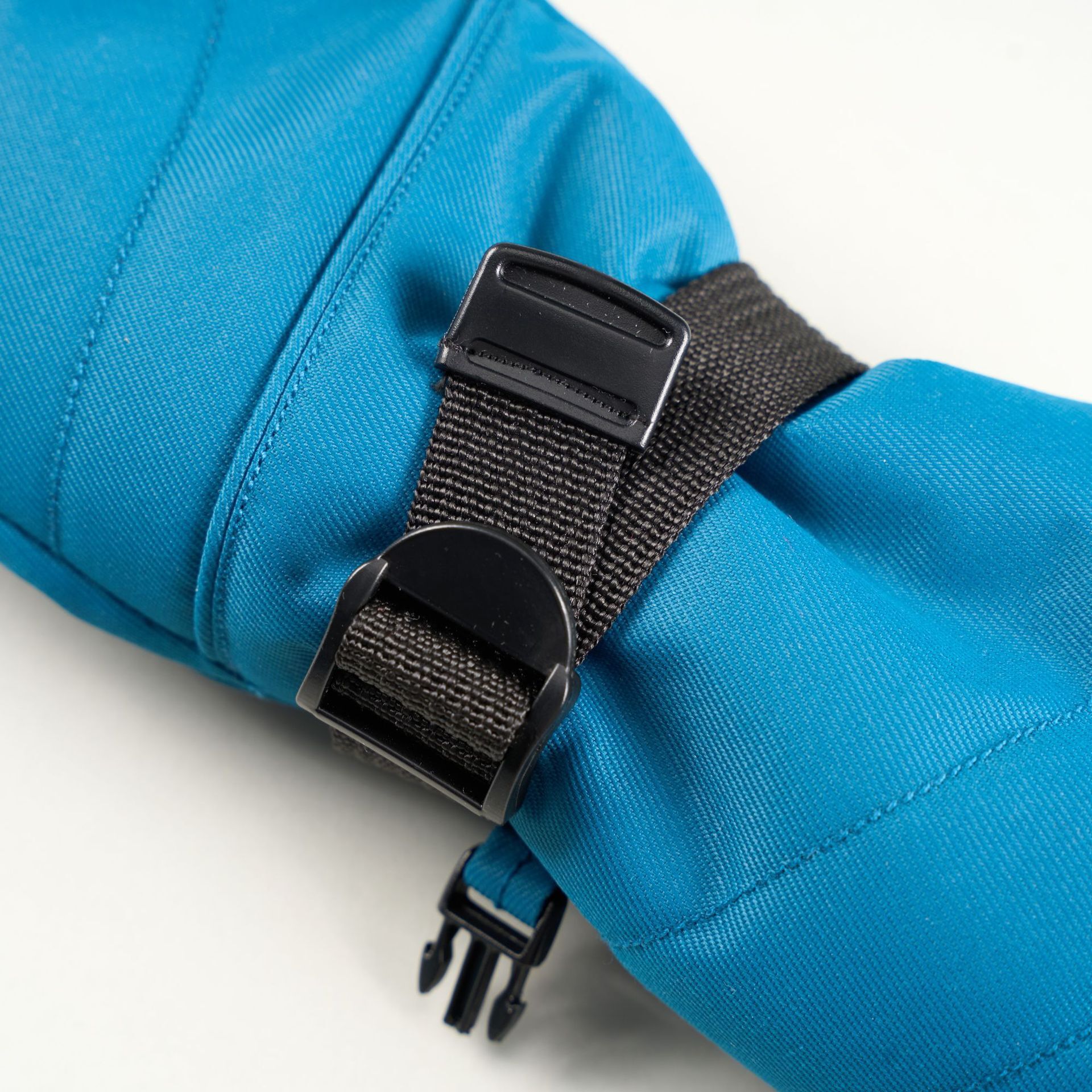 The manufacturer's gloves were distributed in the autumn and winter with child gloves from 4 to 12 years old with long sleeves and warm outdoor cycling gloves.