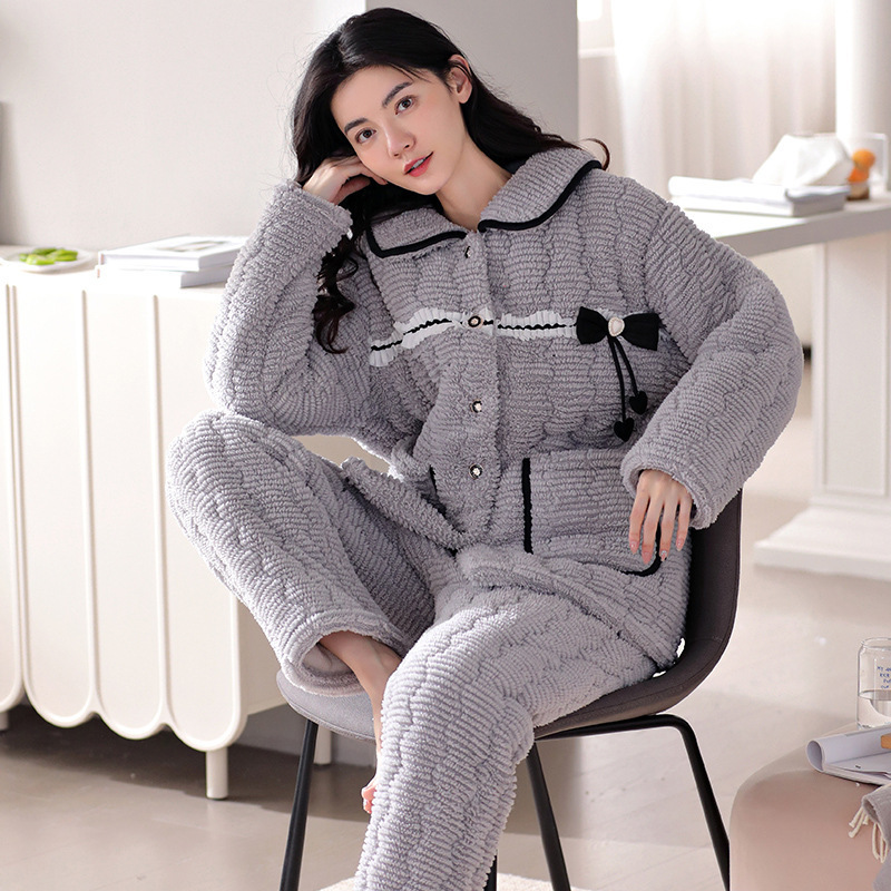 Người phụ nữ mặc đồ ngủ mới với ba áo choàng vải bông và khăn bông để mặc suốt phần đời còn lại.