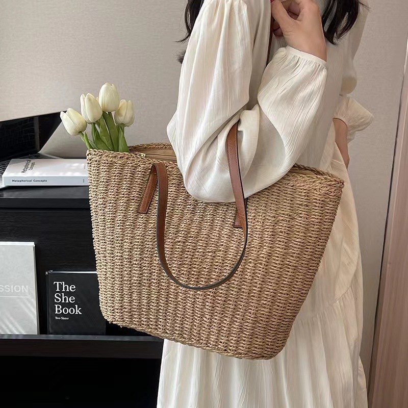 A new one-shoulder, pure-colour, simple-grass wrap.