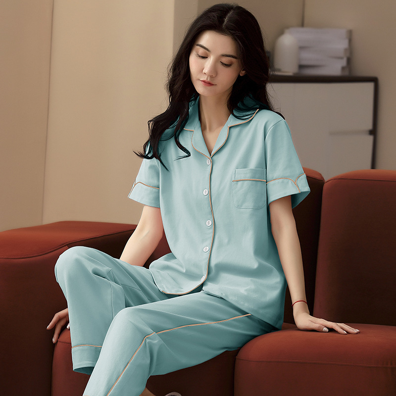 Những bộ đồ pyjama ngắn gọn trong các sọc korean mùa hè, và họ đang mặc một chiếc quần dài, thoải mái, màu xanh lá cây.