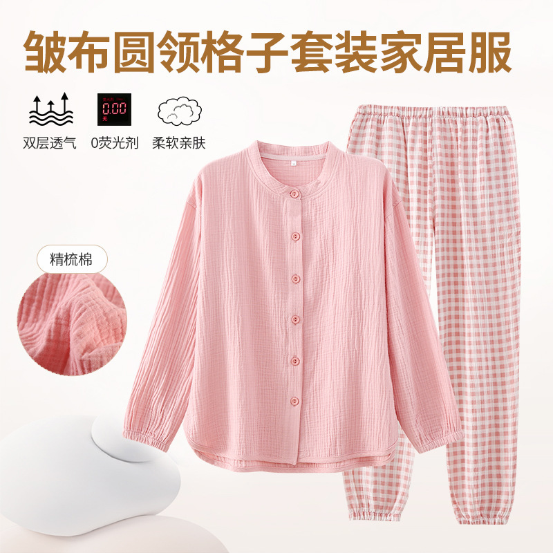 Cô ta đang mặc một bộ đồ pyjama trong cái còng đeo tay dài.