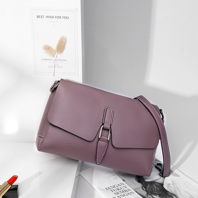 The new 2021 European-American Fashion Girl's Recreational 100-capped oxen-skin one-shoulder packs about the skin of the atmosphere.