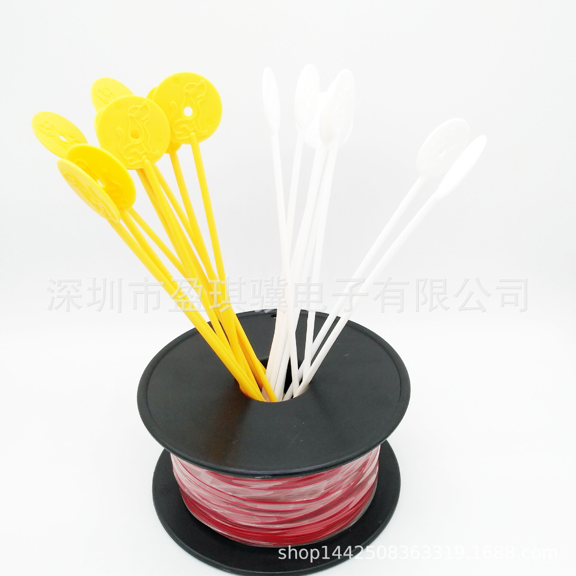 Cây cối sản xuất hàng rào điện tử và thú nuôi bằng tàu hỏa để nối dây và bảo vệ thú cưng.