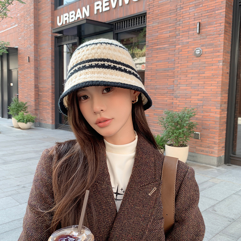 Cô gái đội mũ màu và đội mũ mùa thu.