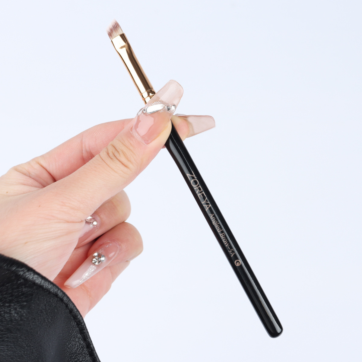 Zorya small flat-touched eyebrow brush, single-sided eyebrow brush.