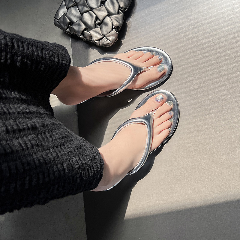 Korea's East Gate Girl's Summer Shoes with a toe-painted slope and a street full of sandals.